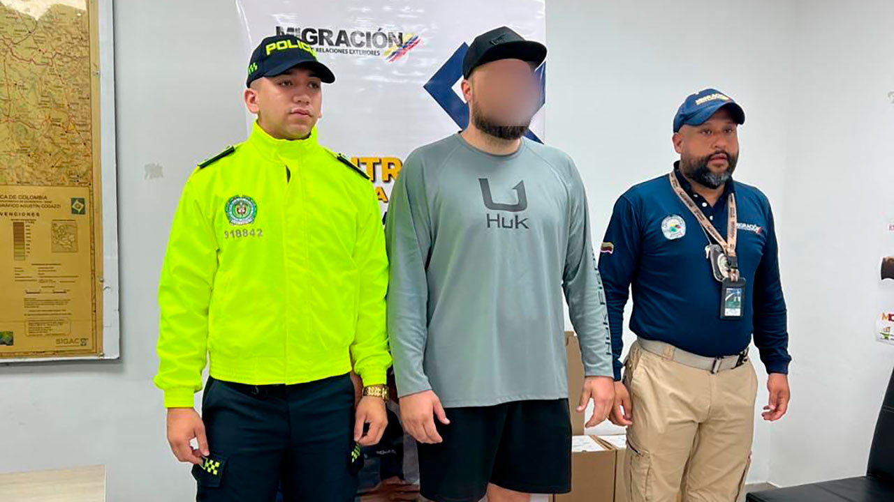 Migración Colombia expulsa a ciudadano estadounidense requerido por homicidio