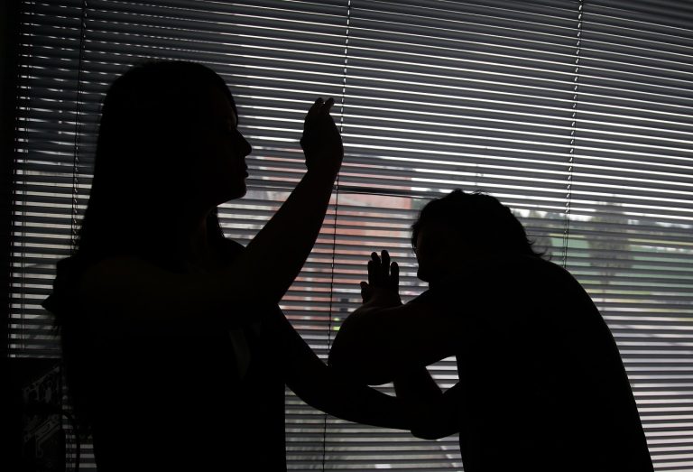 Agresión a hombres por parte de mujeres